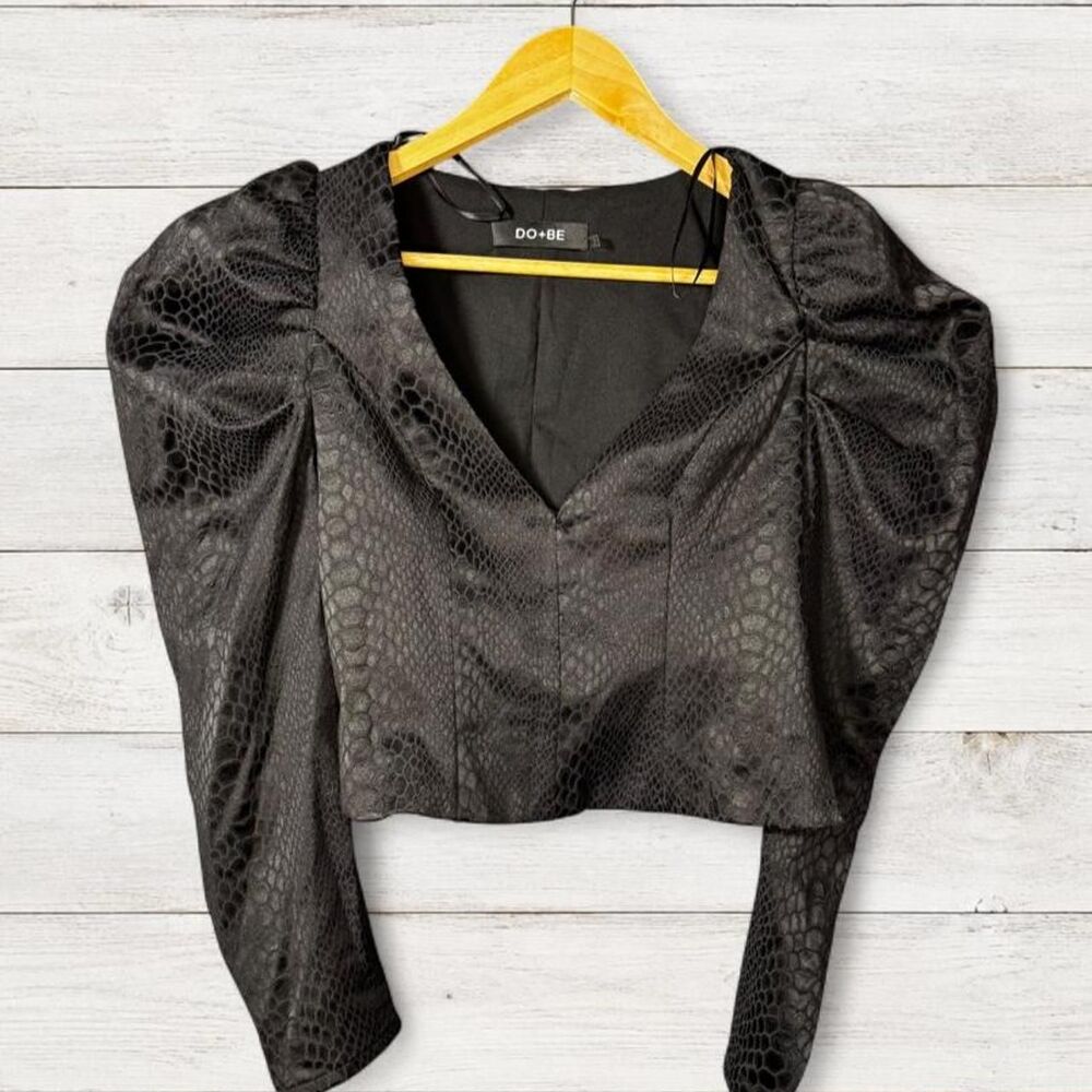 DO+BE Women's Black Puff Sleeve Snake Print Crop top